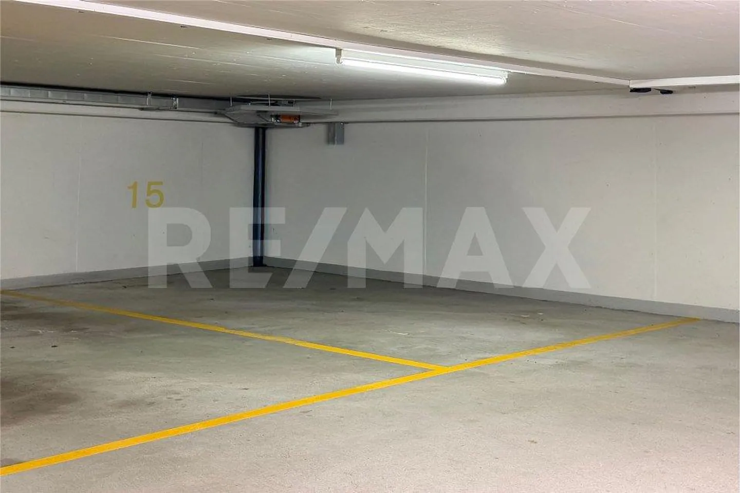 Place de parking dans le garage - Photo 4 sur 6
