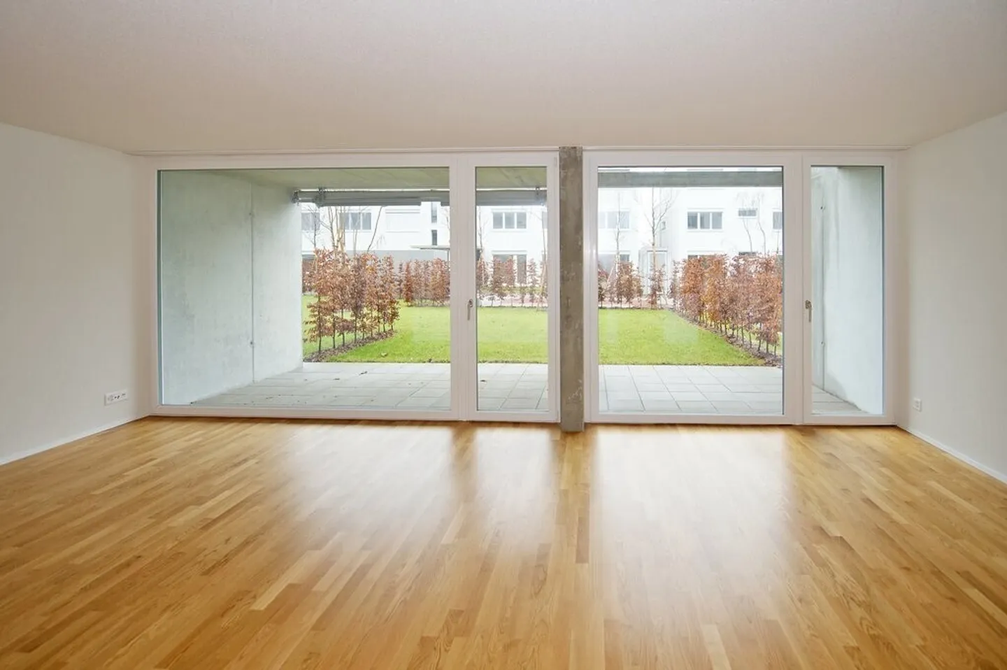 Spacious apartment with garden seating area - Photo 2 of 7