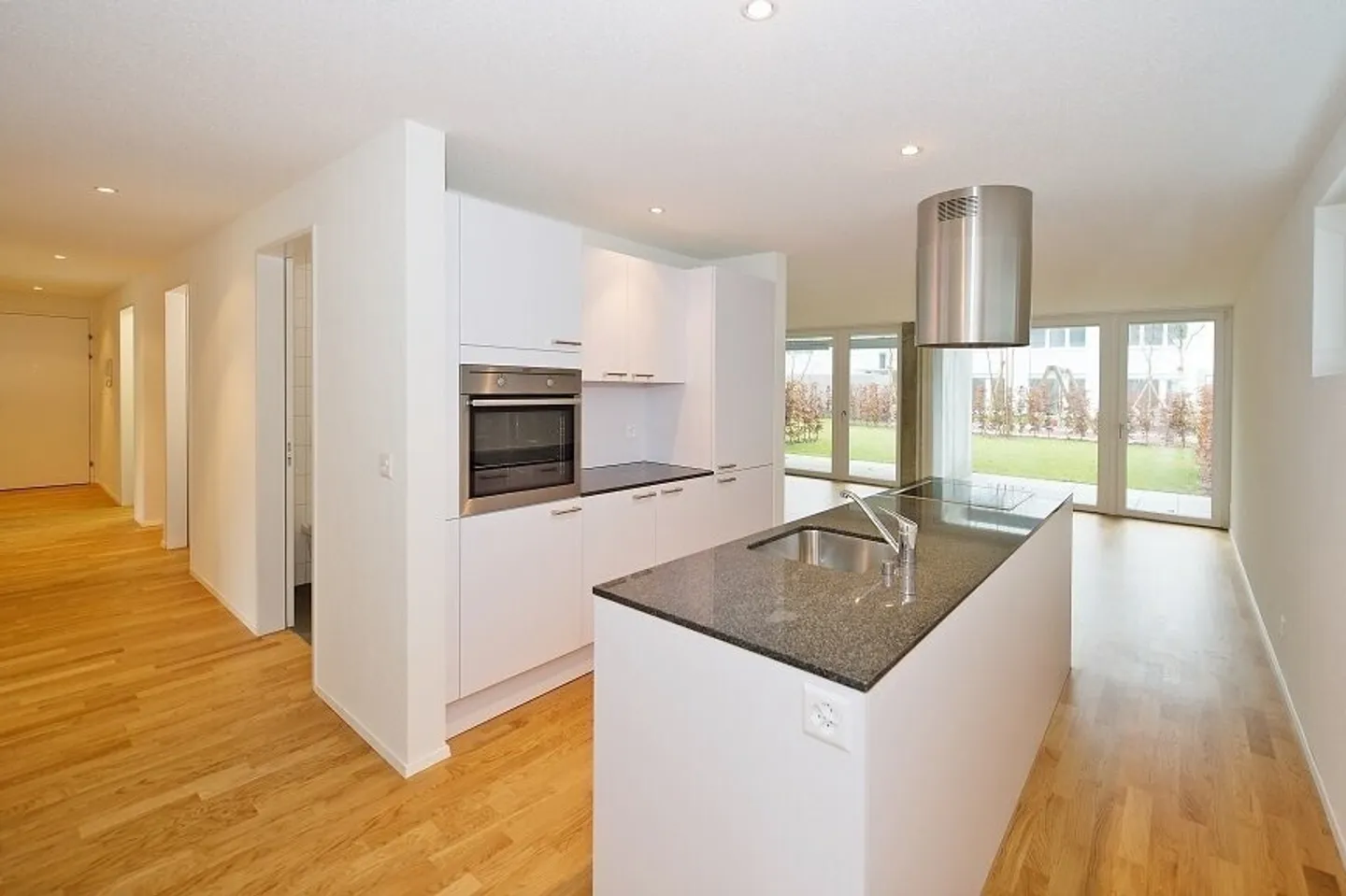 Spacious apartment with garden seating area - Photo 3 of 7