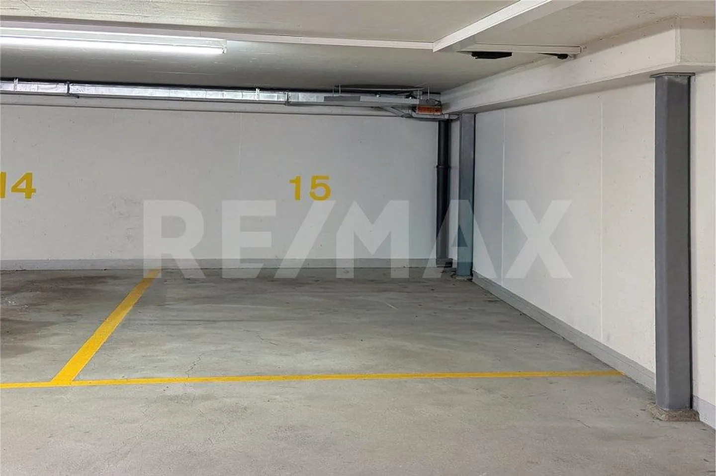 Place de parking dans le garage - Photo 5 sur 6