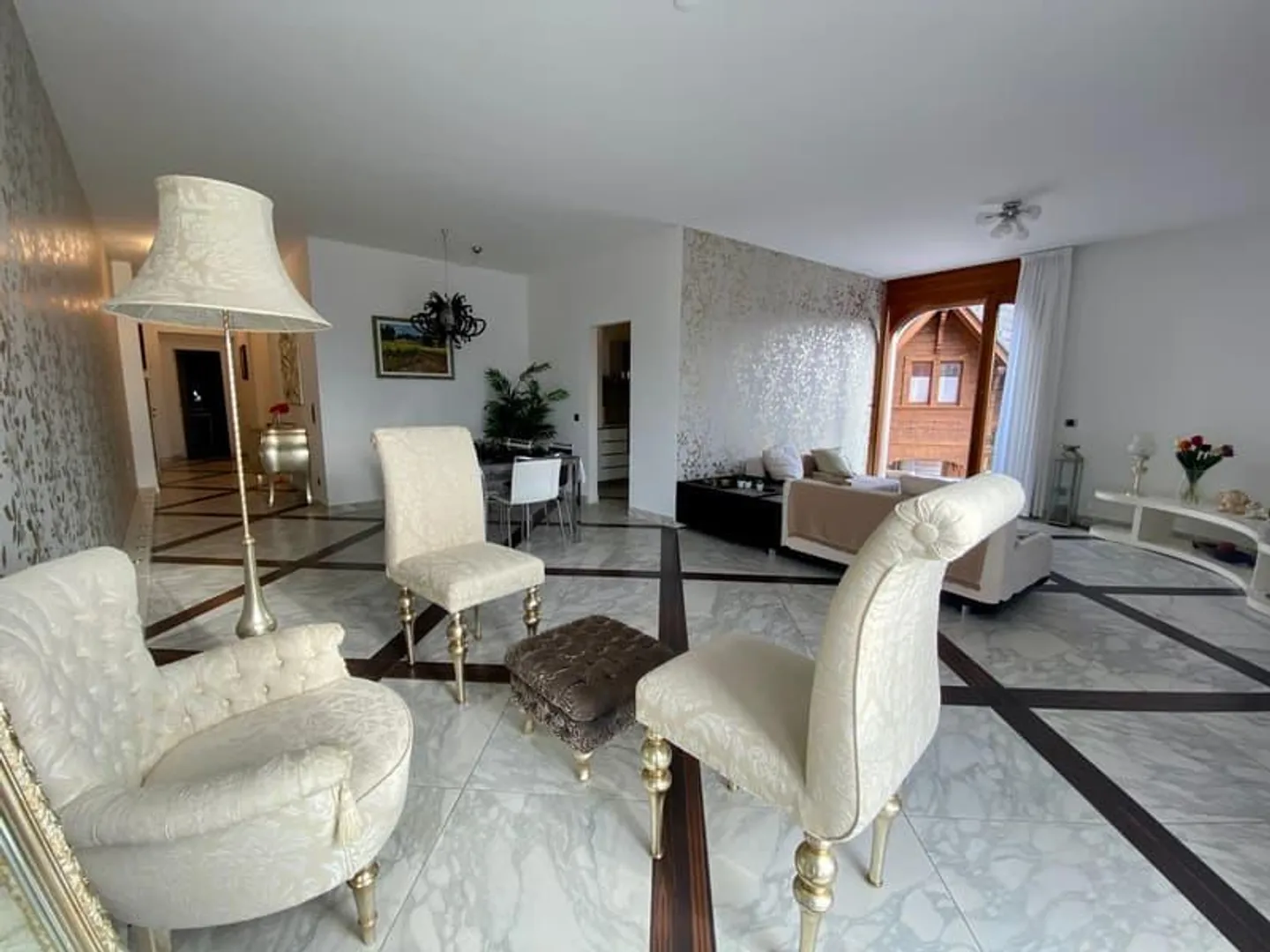 Apartment with lake view in exclusive residence - Photo 1 of 19