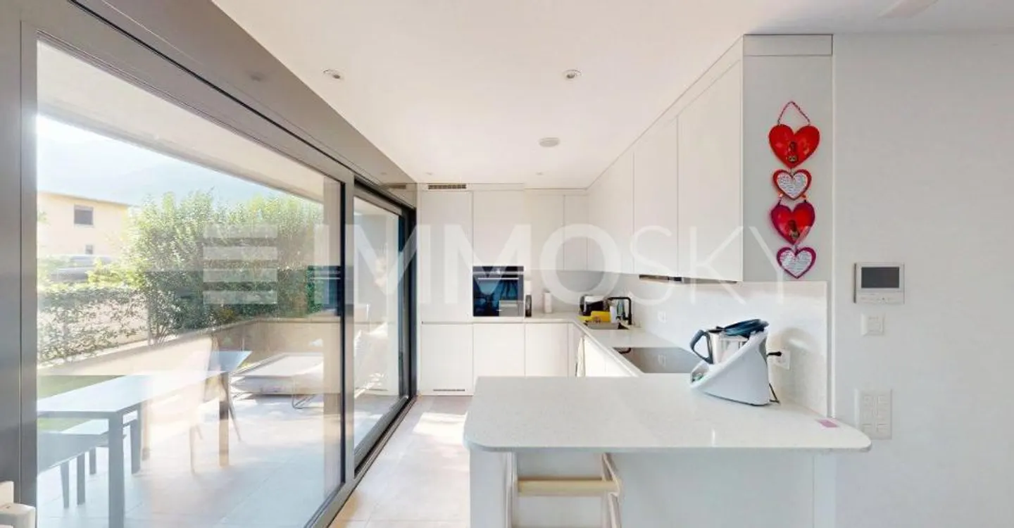 Elegant and modern with private garden - Photo 2 of 4