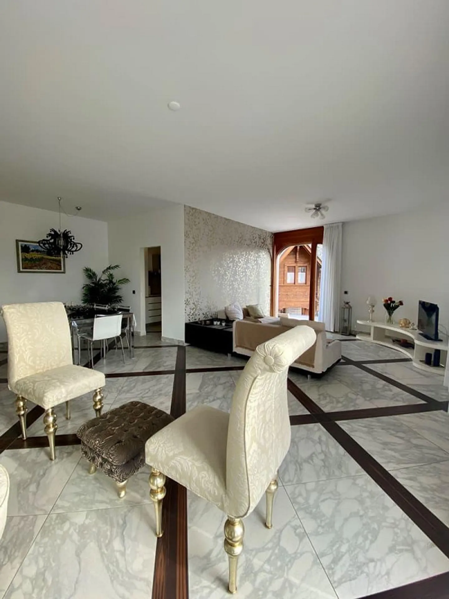 Apartment with lake view in exclusive residence - Photo 2 of 19