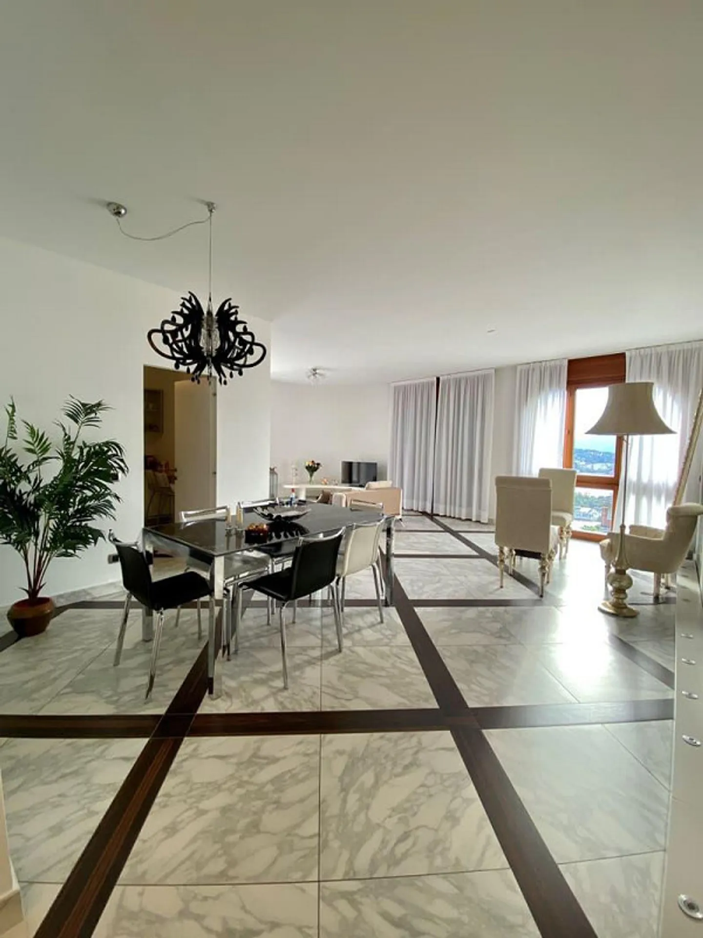Apartment with lake view in exclusive residence - Photo 5 of 19