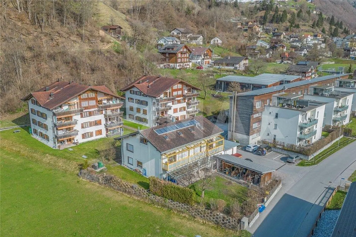 Grosses Einfamilienhaus mit separatem Büroteil - Foto 1 von 13
