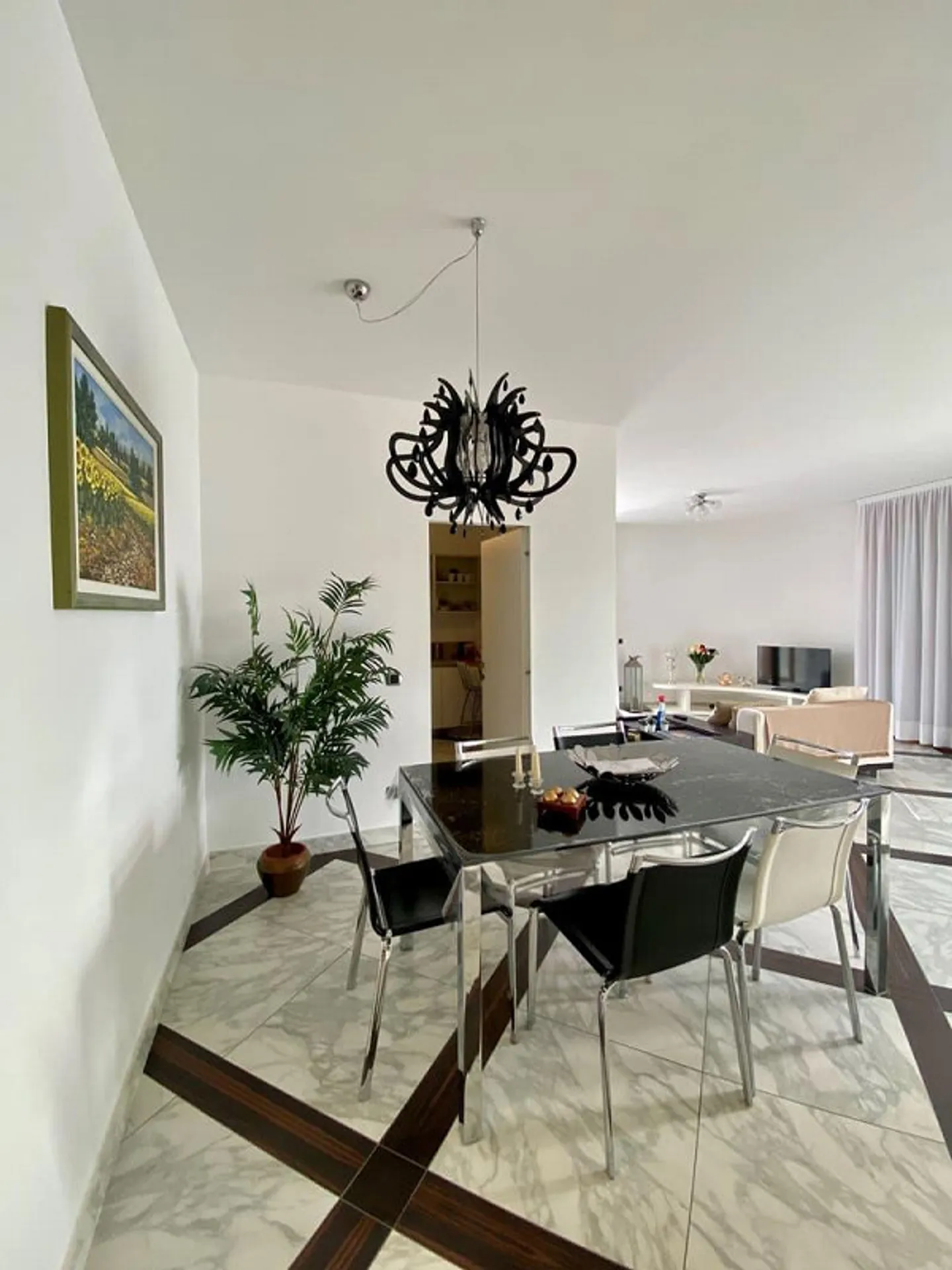Apartment with lake view in exclusive residence - Photo 7 of 19