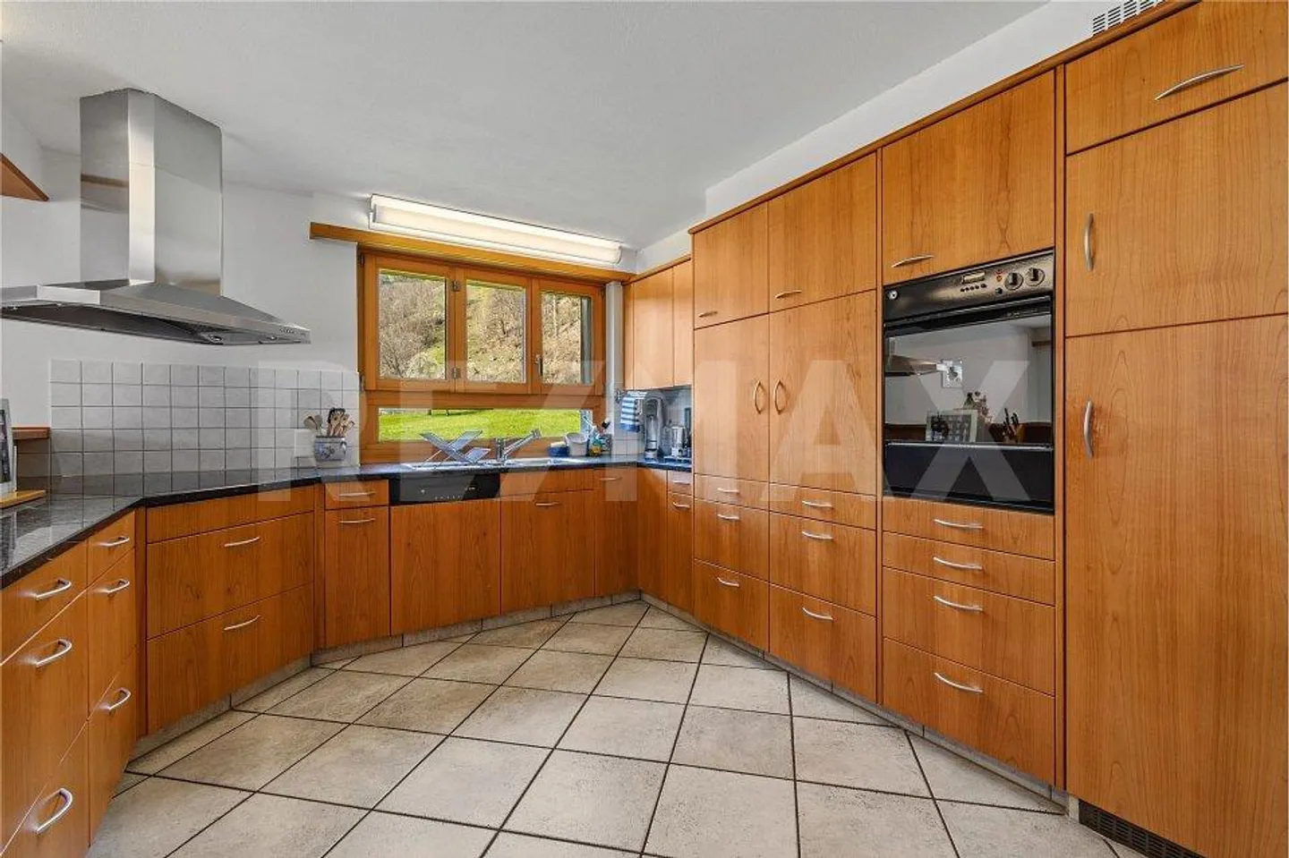 Grosses Einfamilienhaus mit separatem Büroteil - Foto 2 von 13