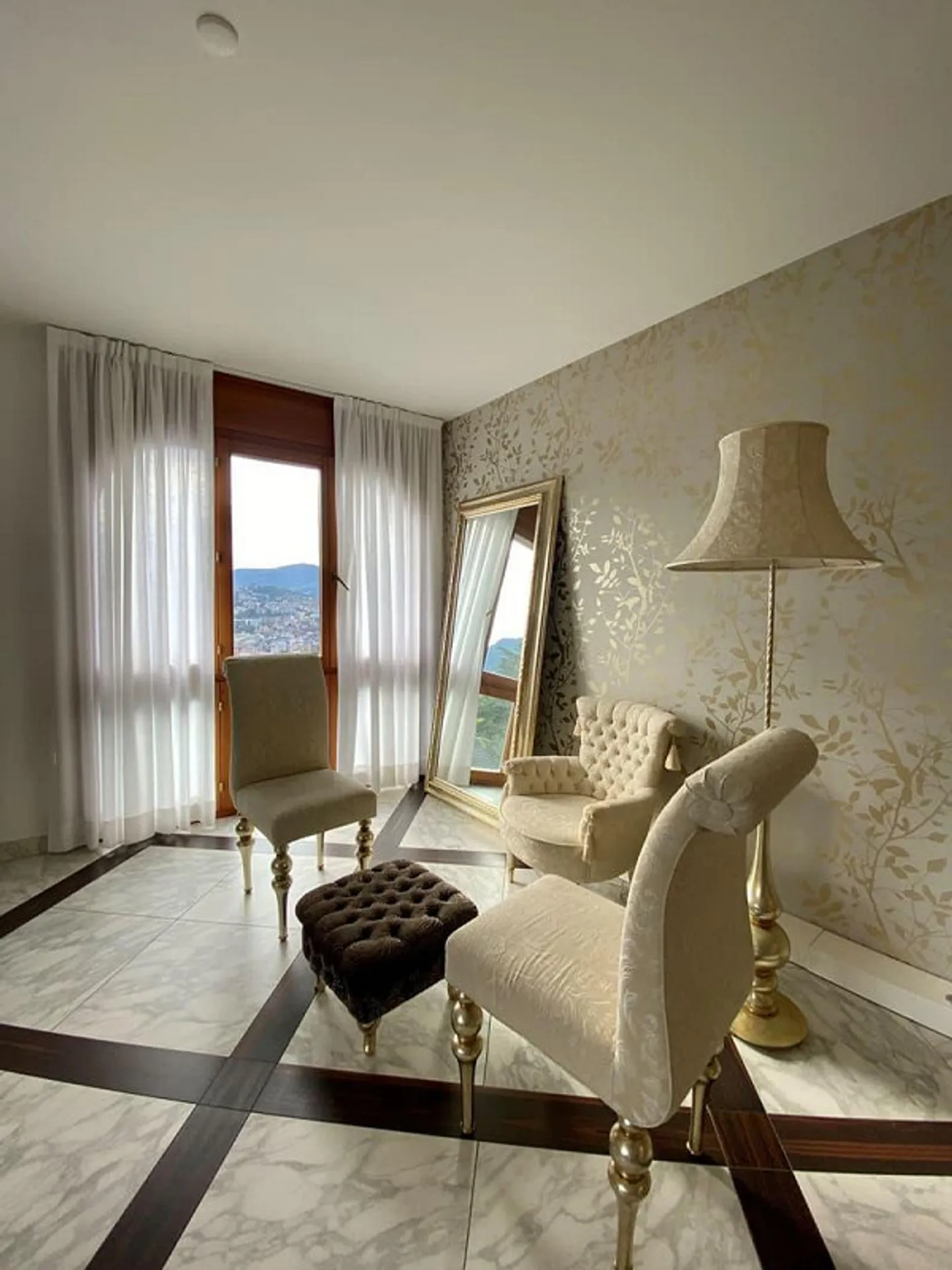 Apartment with lake view in exclusive residence - Photo 4 of 19