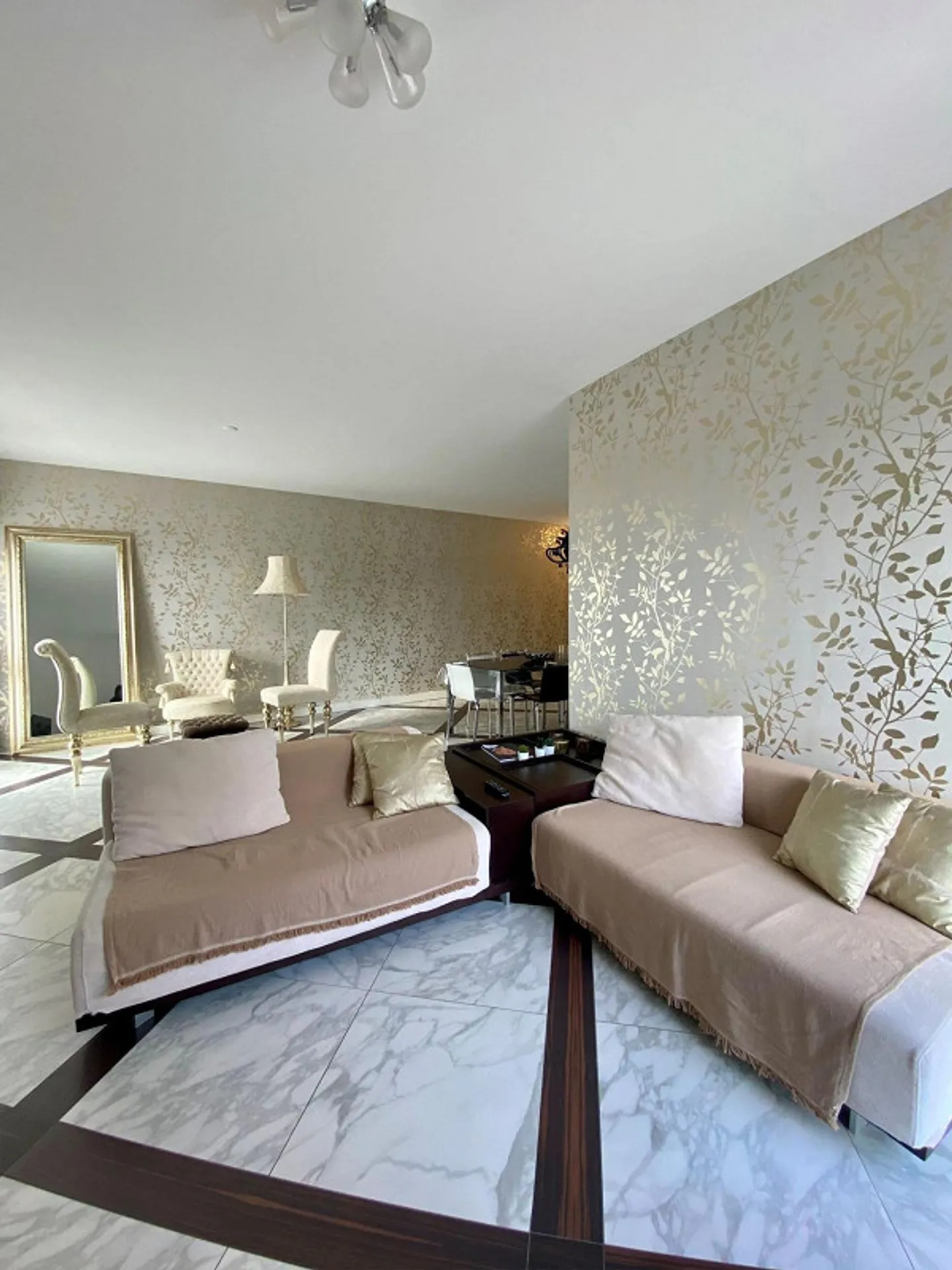 Apartment with lake view in exclusive residence - Photo 8 of 19