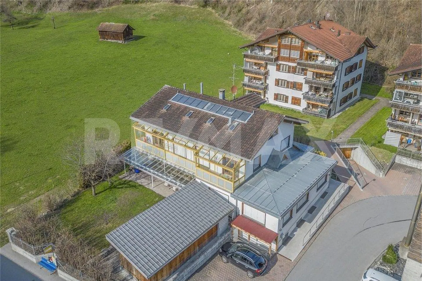 Grosses Einfamilienhaus mit separatem Büroteil - Foto 3 von 13