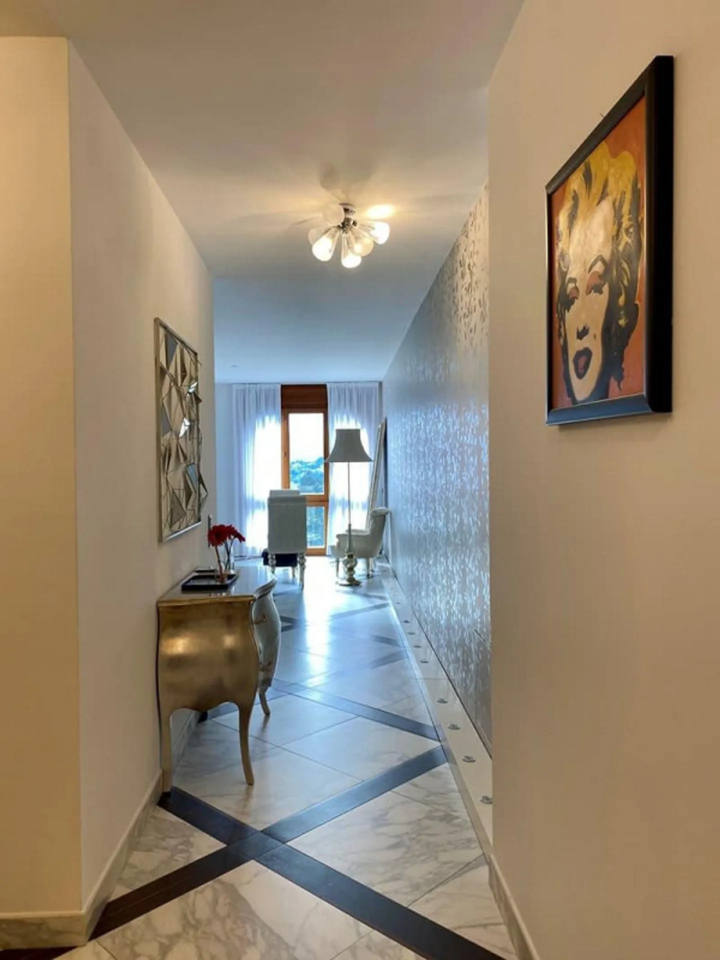 Apartment with lake view in exclusive residence - Photo 9 of 19
