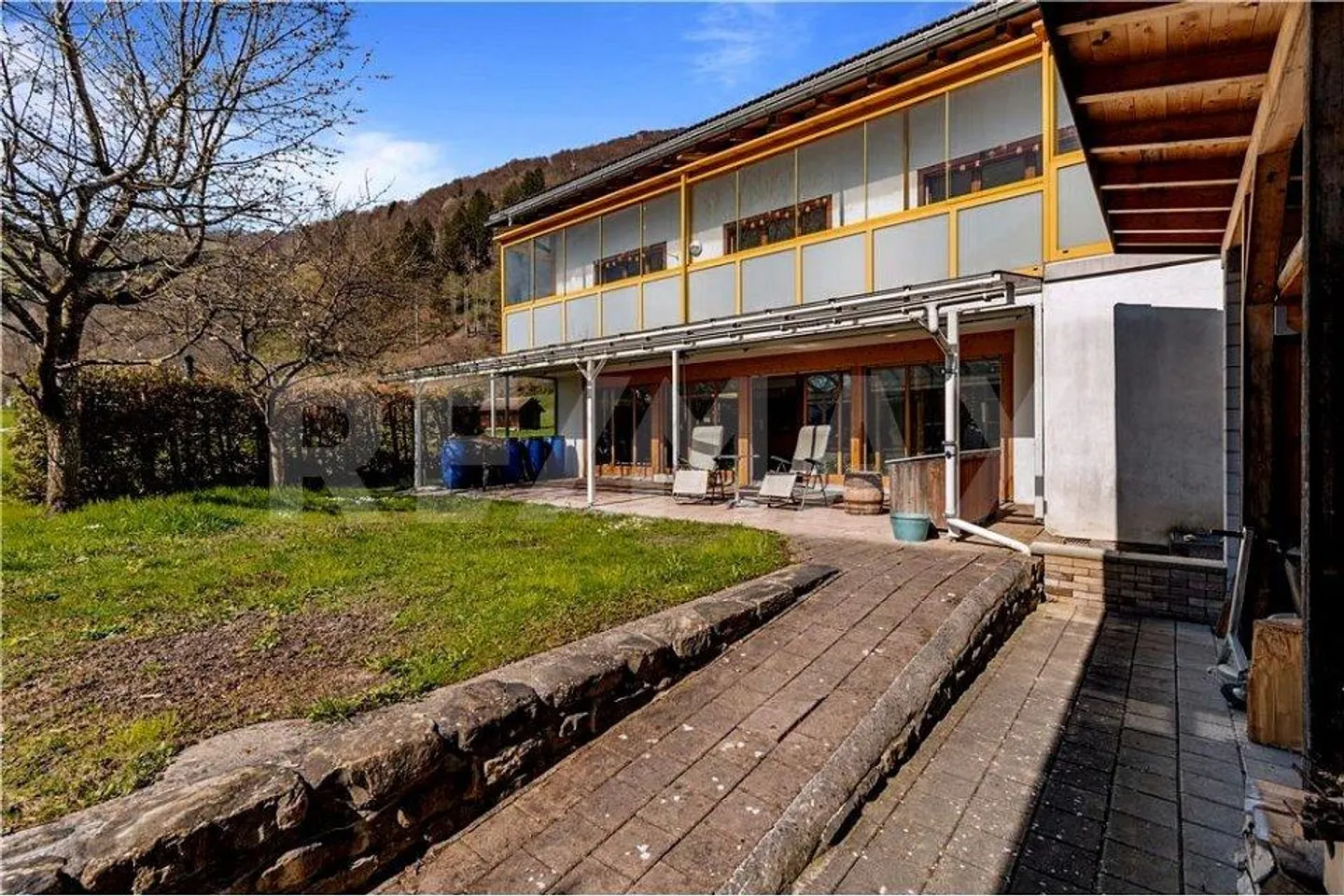 Grosses Einfamilienhaus mit separatem Büroteil - Foto 4 von 13