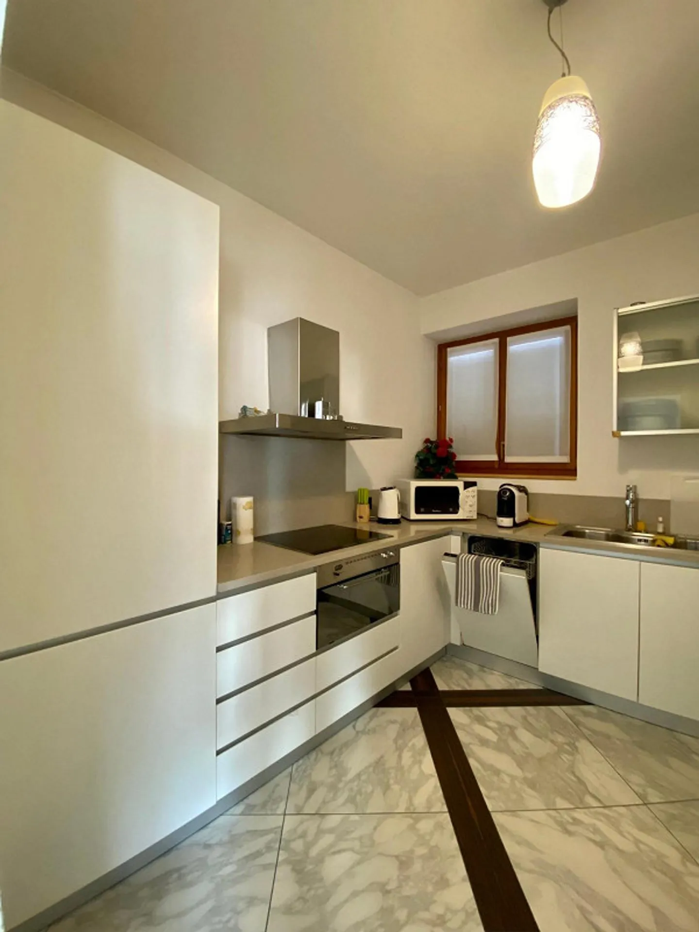 Apartment with lake view in exclusive residence - Photo 10 of 19