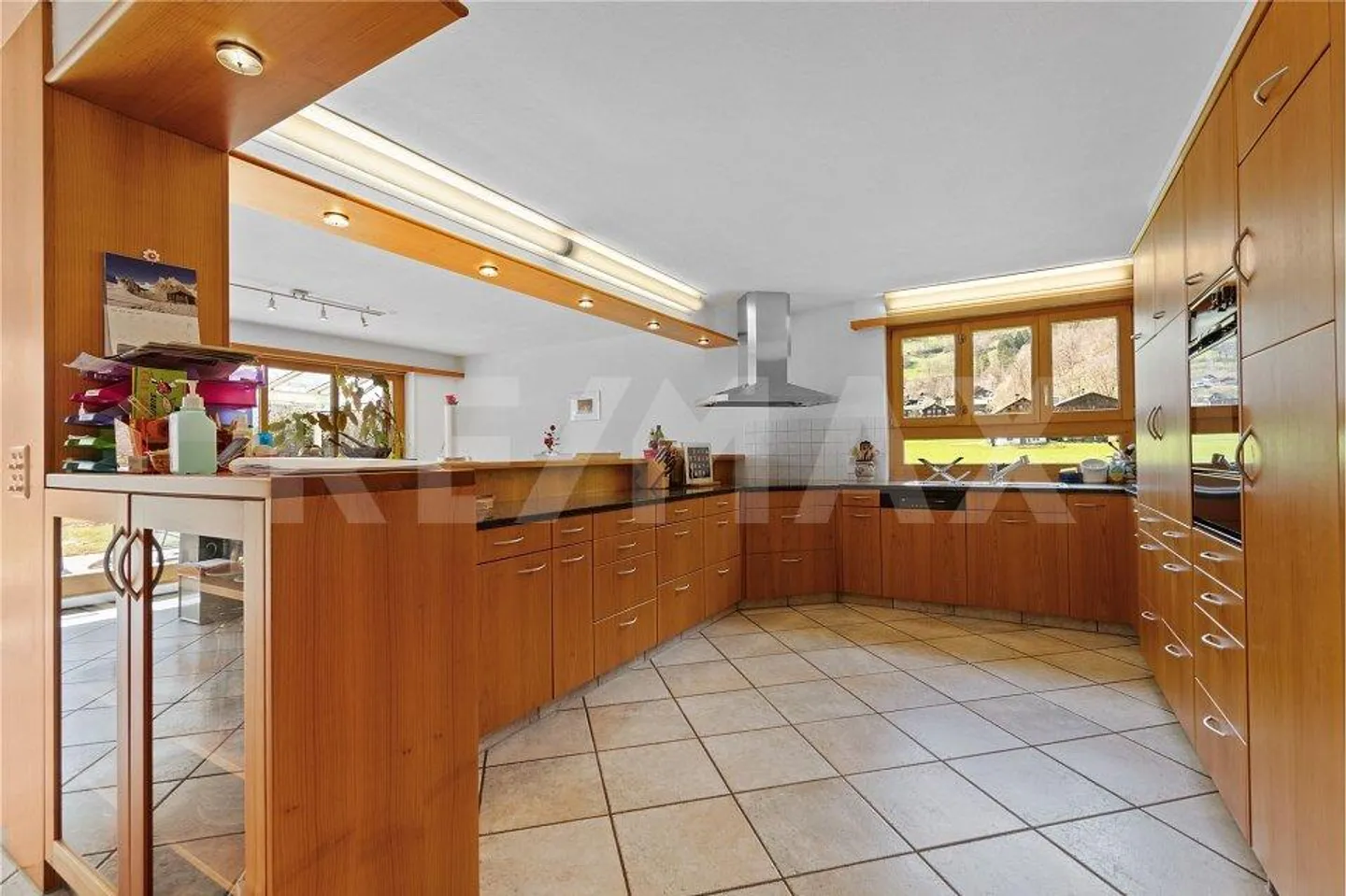 Grosses Einfamilienhaus mit separatem Büroteil - Foto 5 von 13