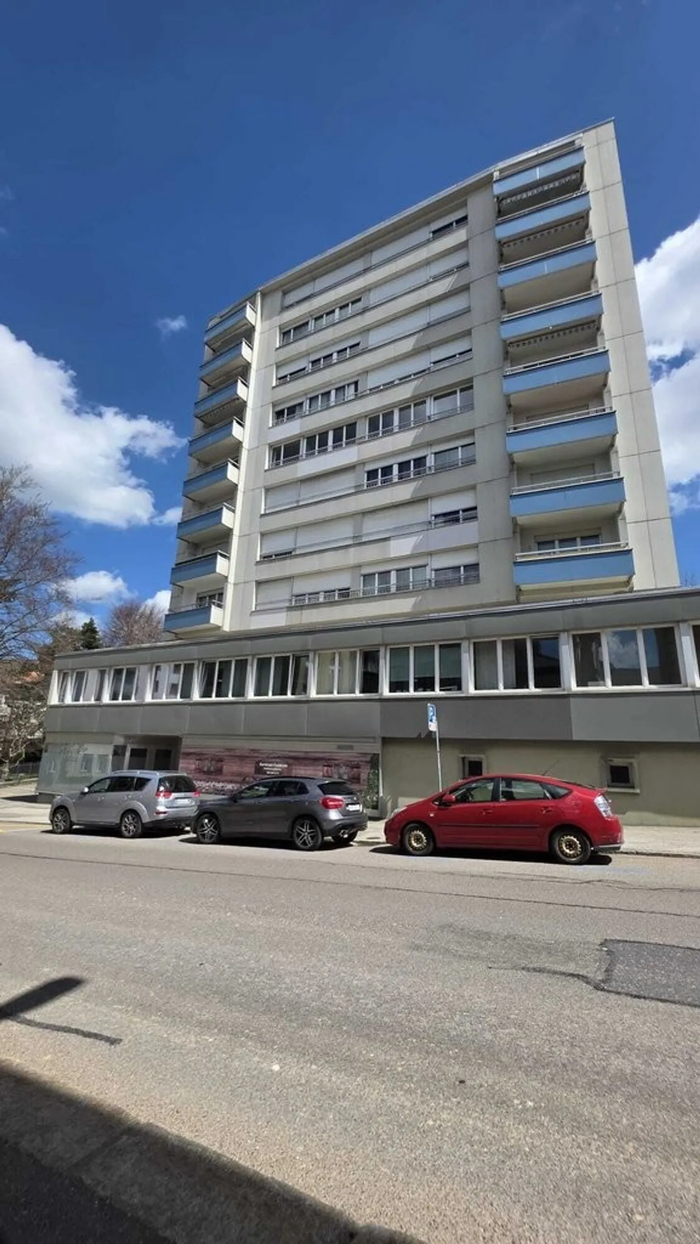 Appartement spacieux entièrement rénové avec grand balcon - Photo 8 sur 9