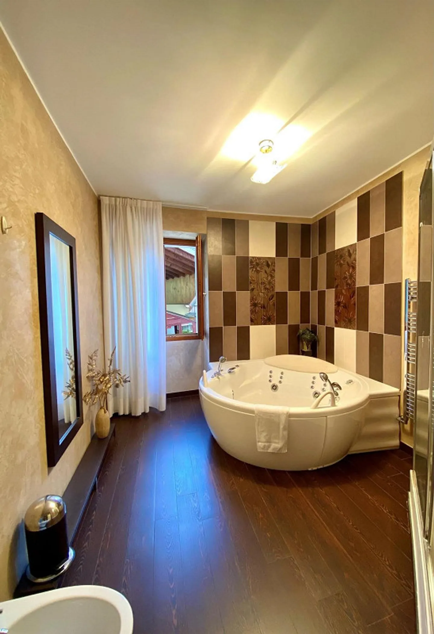 Apartment with lake view in exclusive residence - Photo 13 of 19