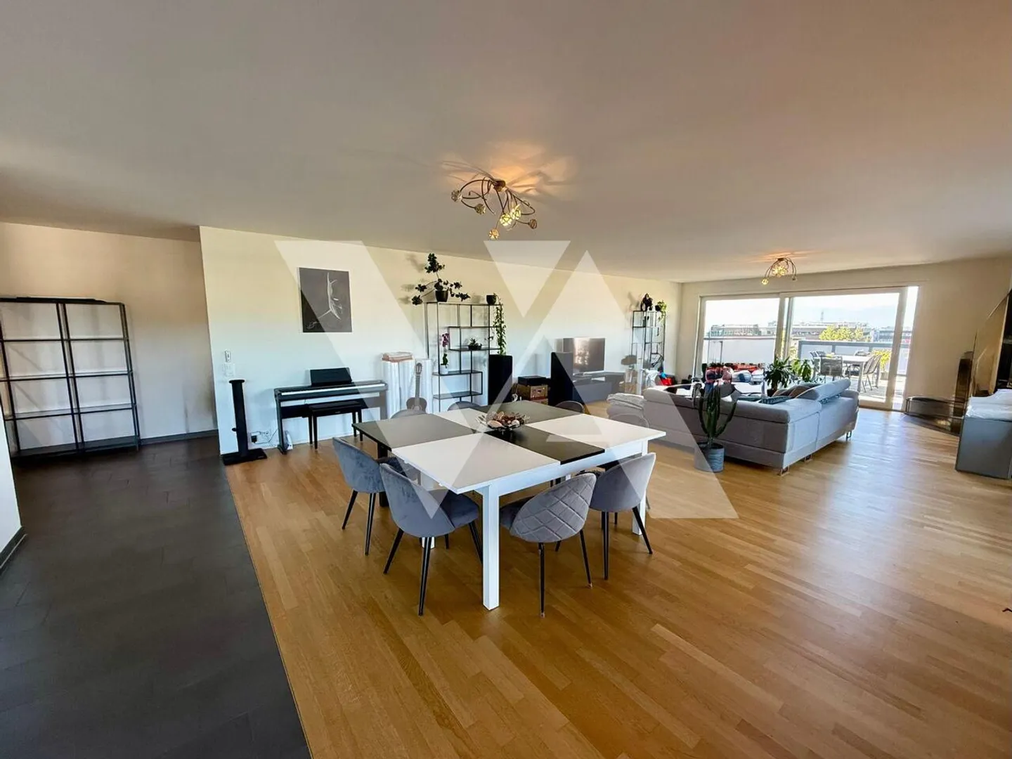 In vendita - Attico luminoso di 5,5 locali con grande terrazza e vista lago - Foto 2 di 7