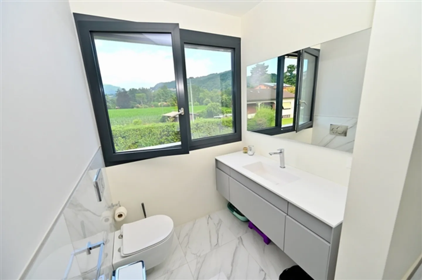 Moderne Villa mit Garten - Foto 16 von 20