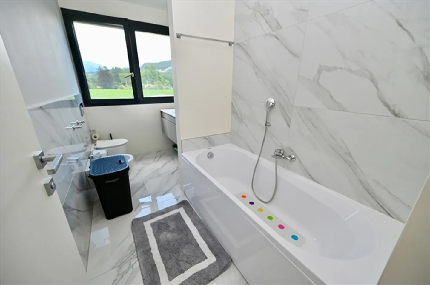 Moderne Villa mit Garten - Foto 17 von 20