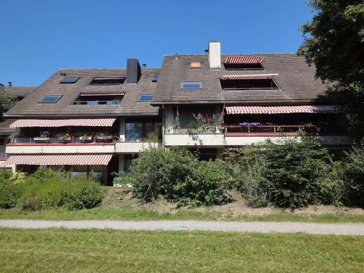 Quiet residential area in Zurich-Witikon limited until 31.05.2028 - Photo 2 of 6