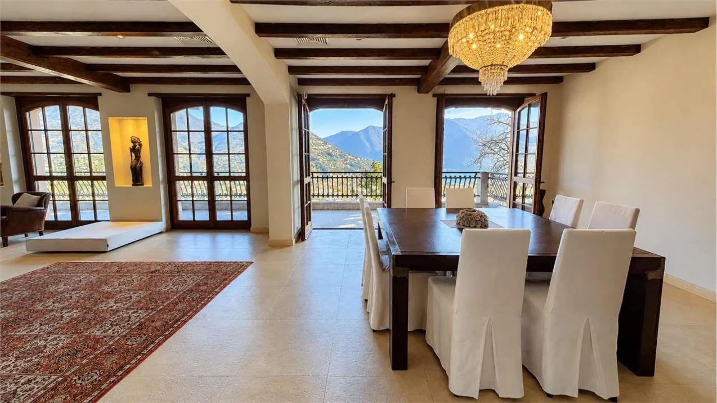 Elegant villa with pool and romantic lake view - Photo 8 of 13
