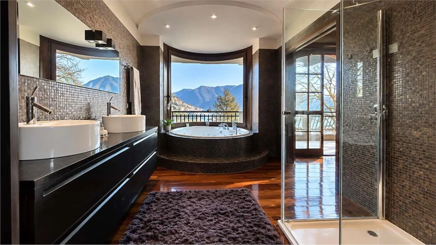 Elegant villa with pool and romantic lake view - Photo 10 of 13