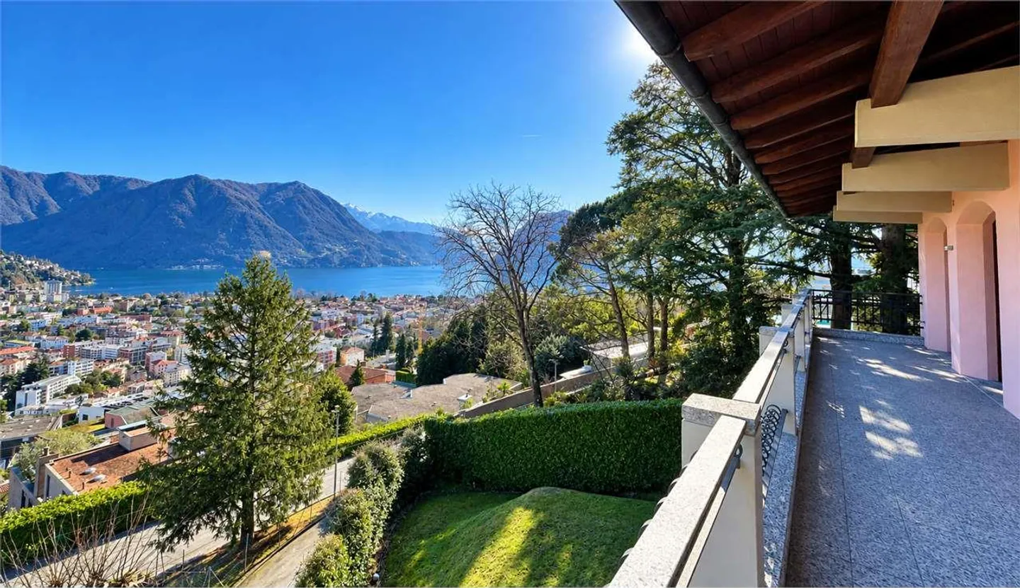 Elegant villa with pool and romantic lake view - Photo 2 of 13