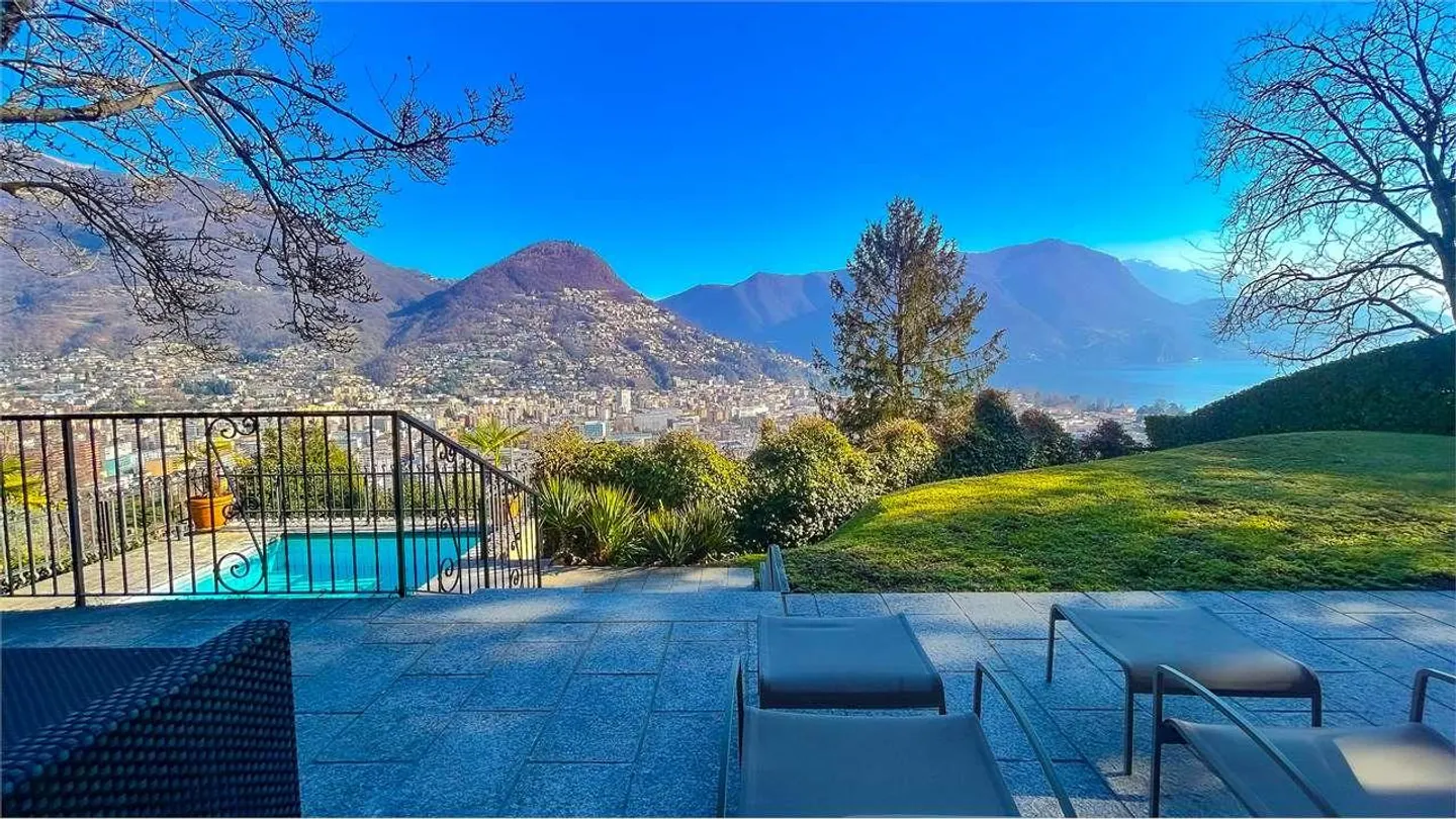 Elegant villa with pool and romantic lake view - Photo 3 of 13