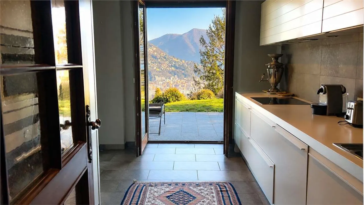 Elegant villa with pool and romantic lake view - Photo 13 of 13