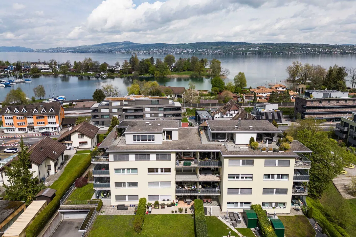 Attraktive 4.5-Zimmer-Wohnung mit viel Nutzfläche und Seesicht - Foto 1 von 13