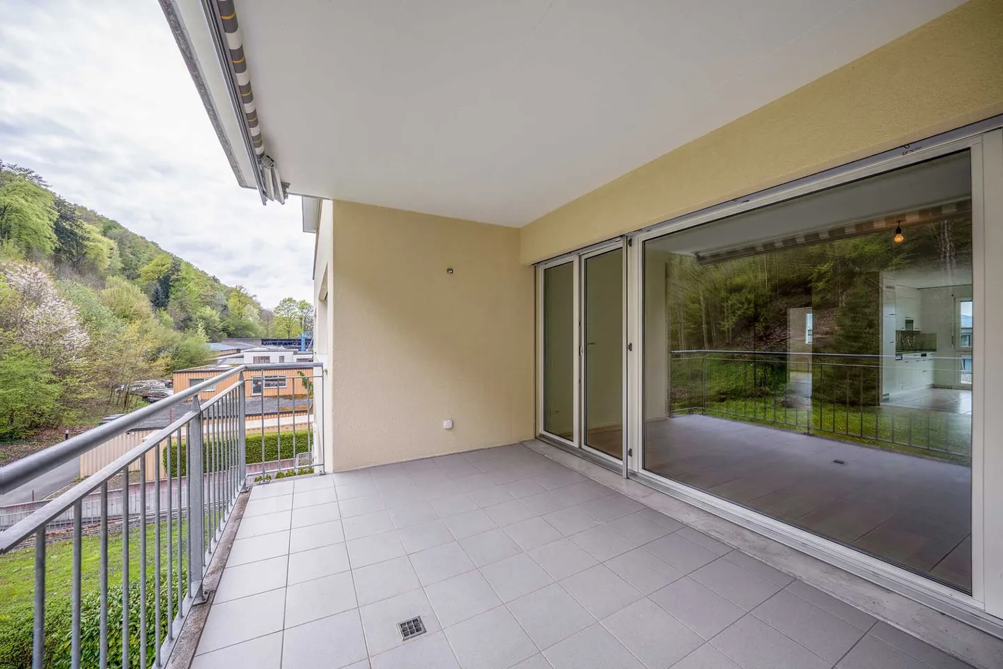 Attraktive 4.5-Zimmer-Wohnung mit viel Nutzfläche und Seesicht - Foto 5 von 13