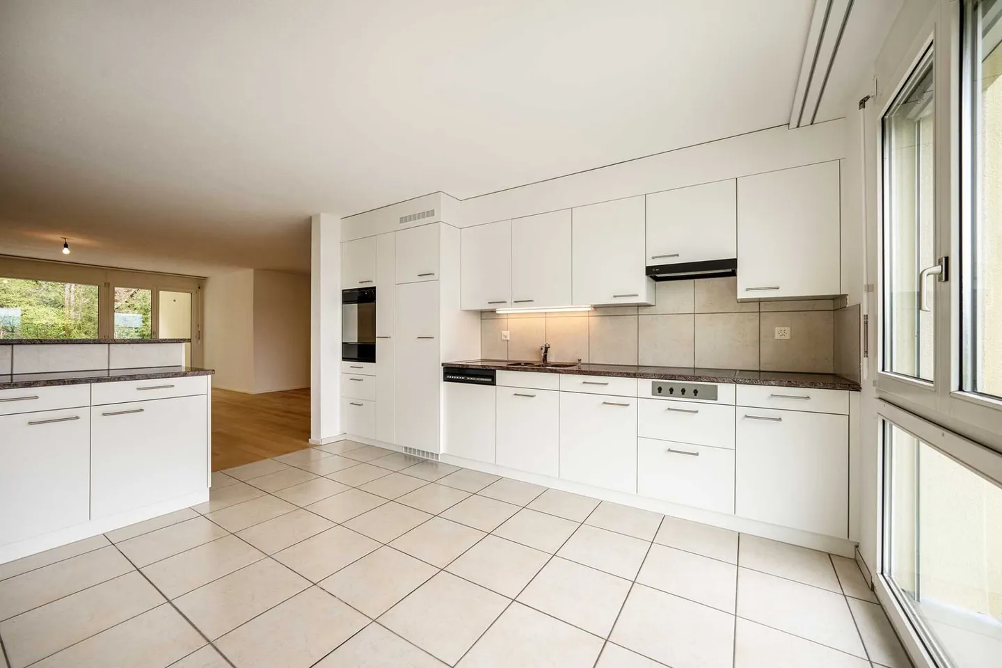 Attraktive 4.5-Zimmer-Wohnung mit viel Nutzfläche und Seesicht - Foto 7 von 13