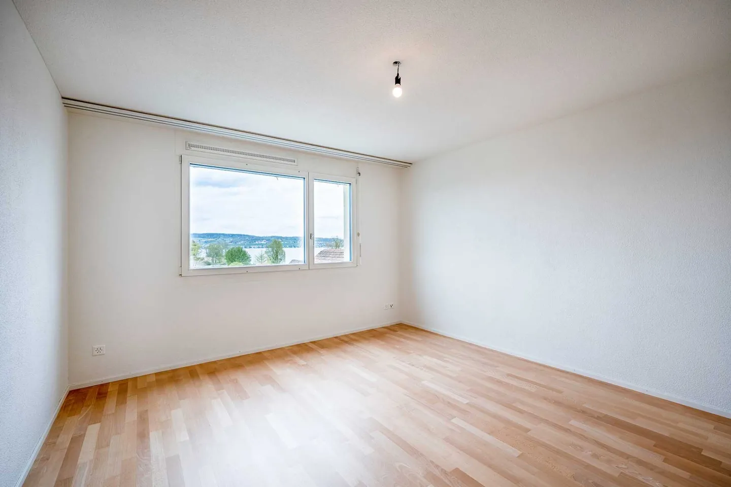 Attraktive 4.5-Zimmer-Wohnung mit viel Nutzfläche und Seesicht - Foto 8 von 13