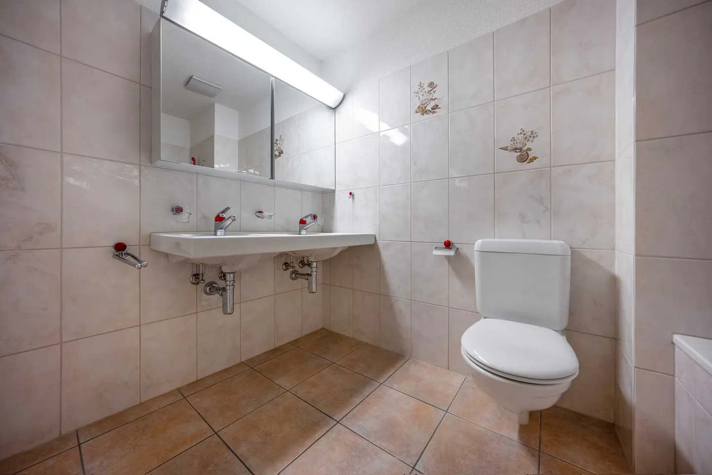 Attraktive 4.5-Zimmer-Wohnung mit viel Nutzfläche und Seesicht - Foto 9 von 13