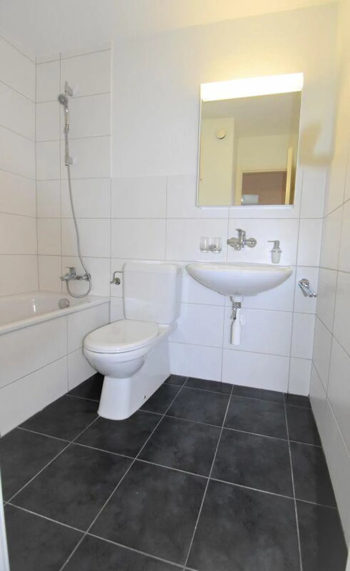 Attraktive, frisch aufgefrischte Wohnung an ruhiger und zentraler L... - Foto 7 di 8
