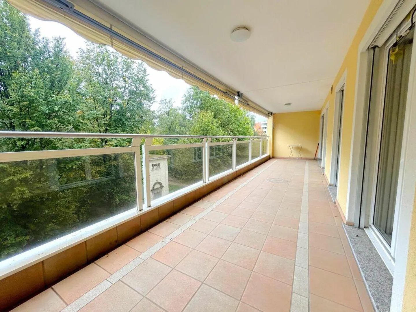 Practical 3.5 Room Apartment Just Steps from the Lake - Photo 2 of 12