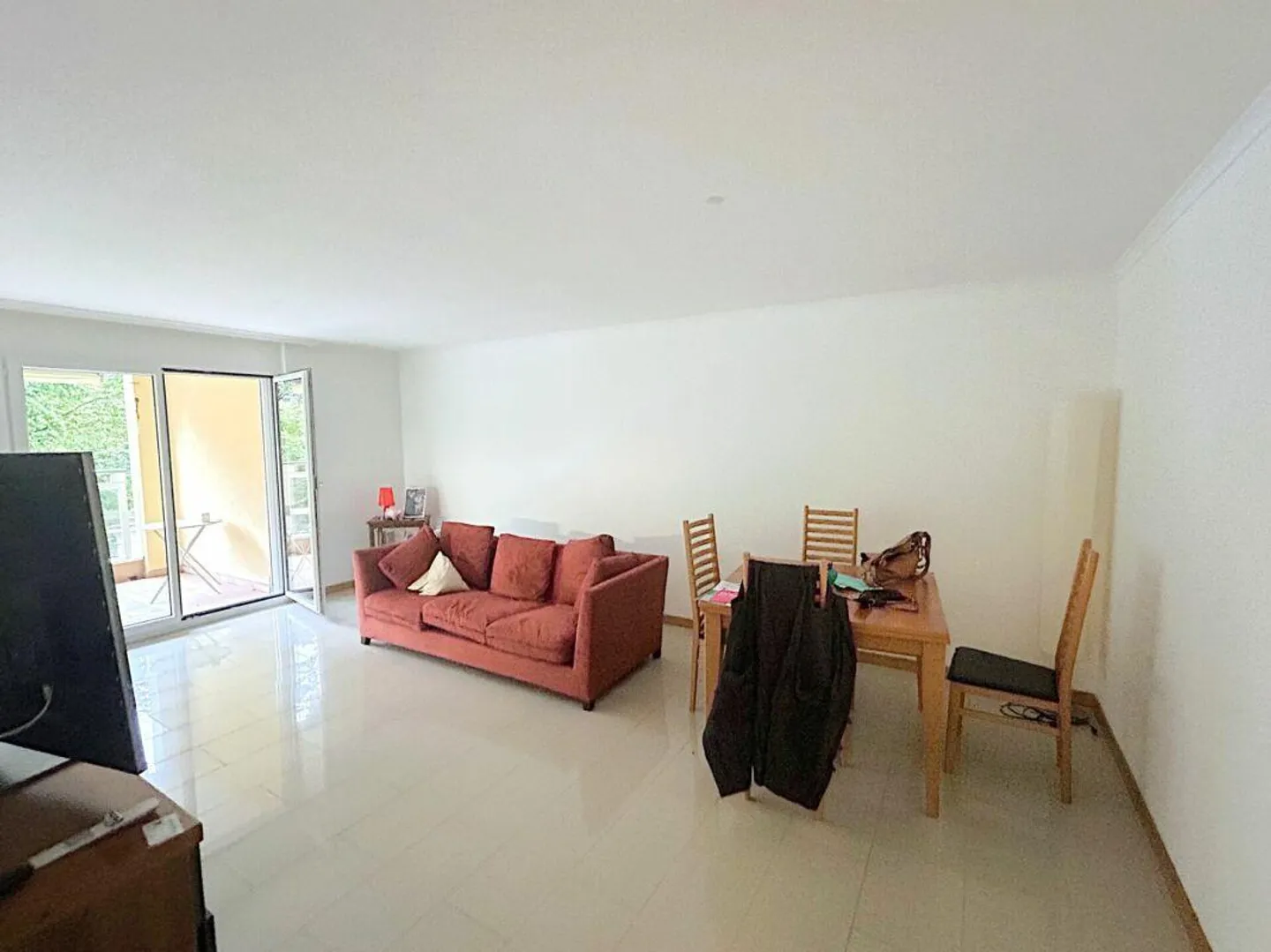 Practical 3.5 Room Apartment Just Steps from the Lake - Photo 3 of 12