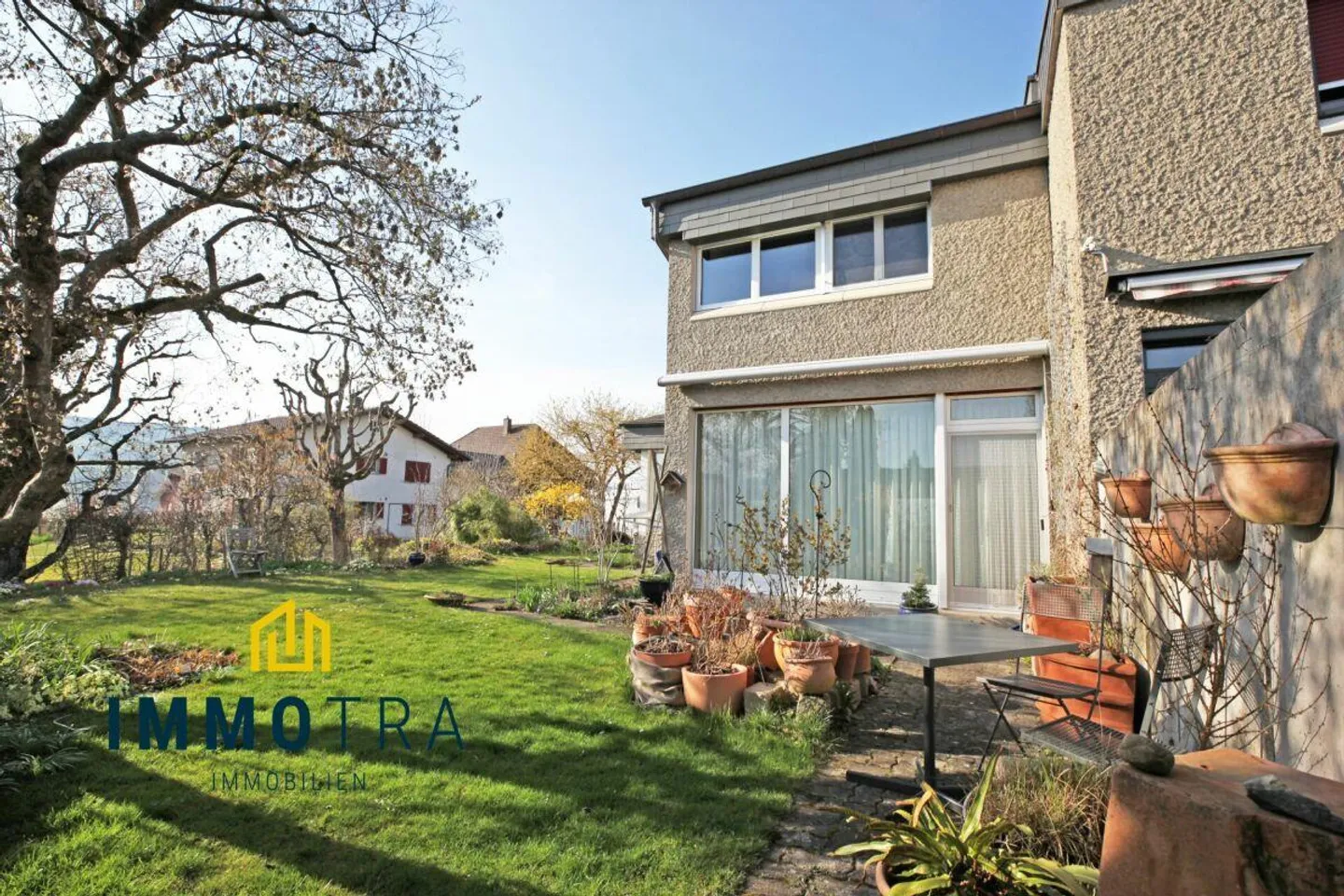 5-Zimmer-Eckhaus mit Anbau, Garten & Gemeinschaftspool - Photo 1 of 17