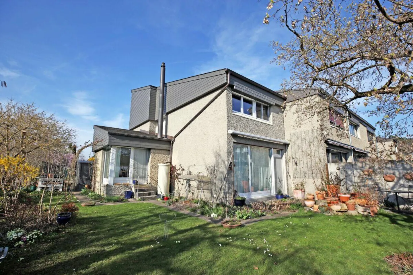 5-Zimmer-Eckhaus mit Anbau, Garten & Gemeinschaftspool - Photo 2 of 17