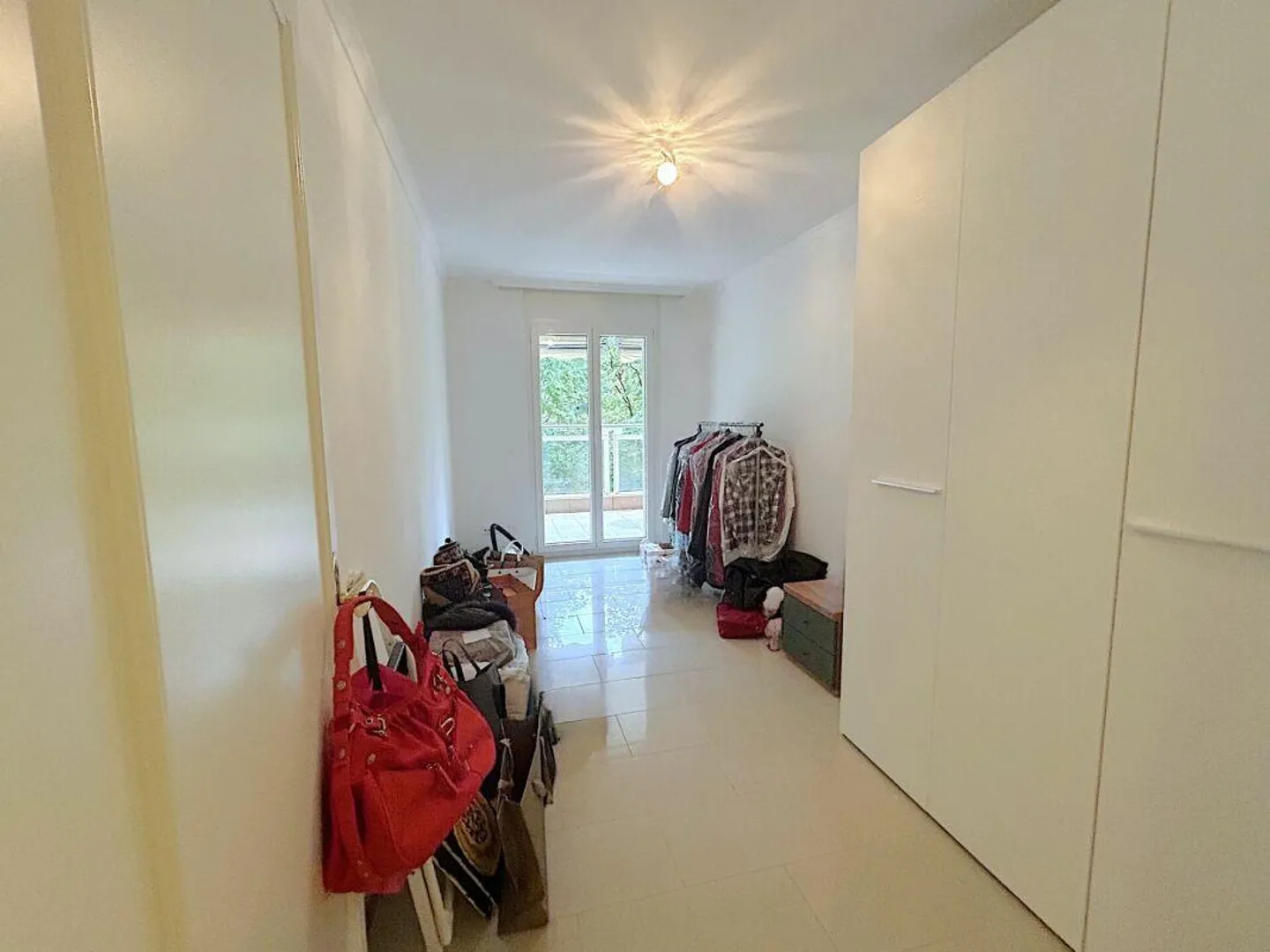Practical 3.5 Room Apartment Just Steps from the Lake - Photo 9 of 12