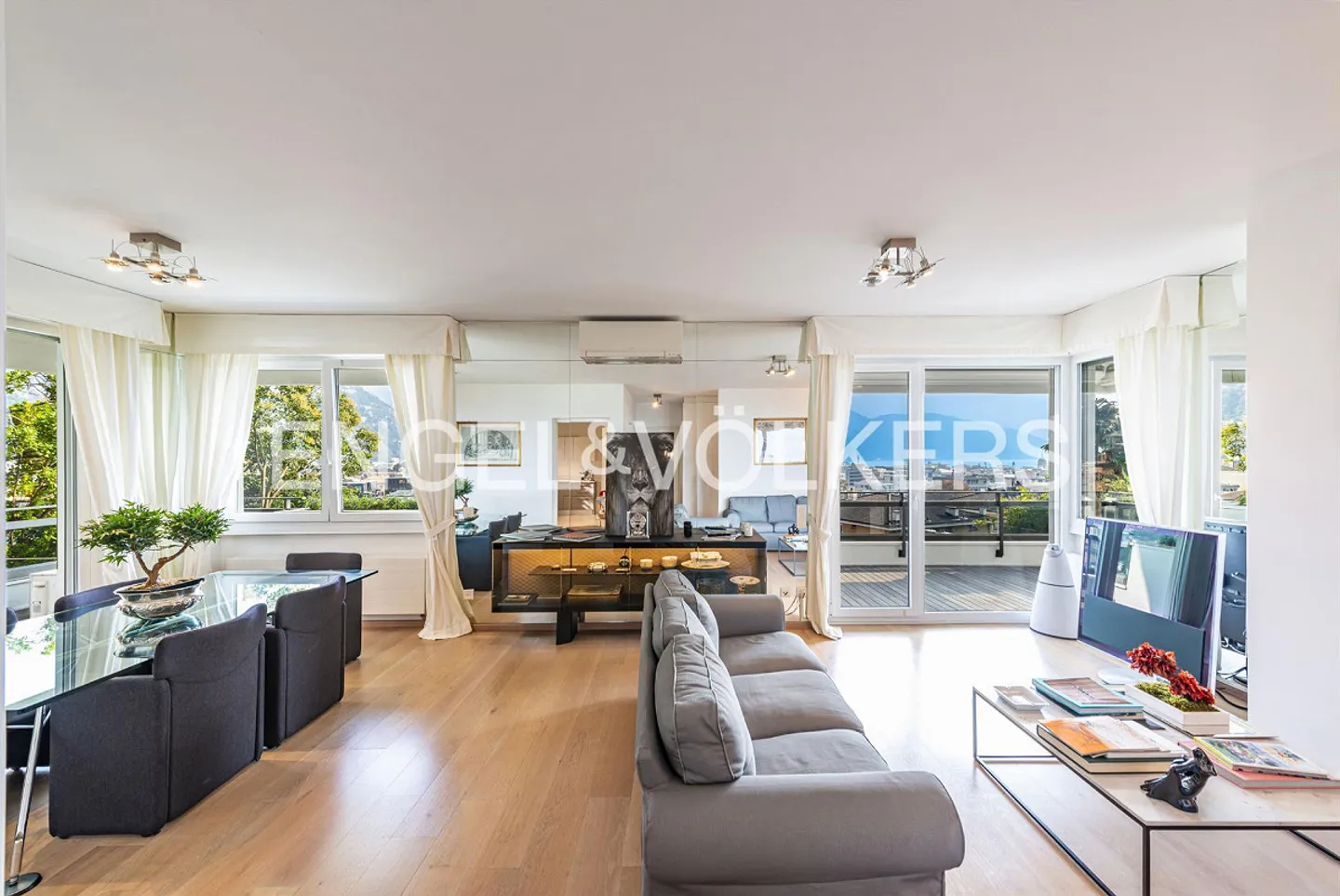 Lake View and Comfort within Walking Distance from the Center of Lugano - Photo 1 of 13