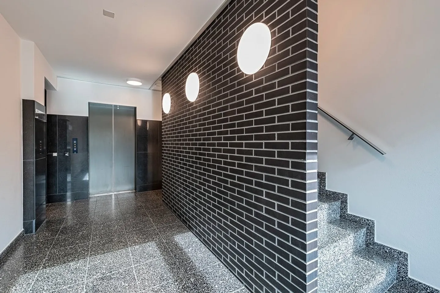 Spazio ufficio moderno vicino alla stazione SBB con un'area esterna attraente - Foto 2 di 10