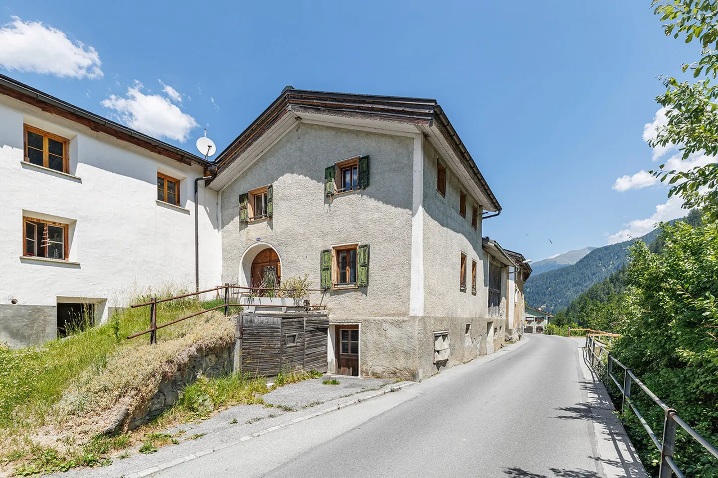 Maison engadine avec grange à rénover - Photo 1 sur 5