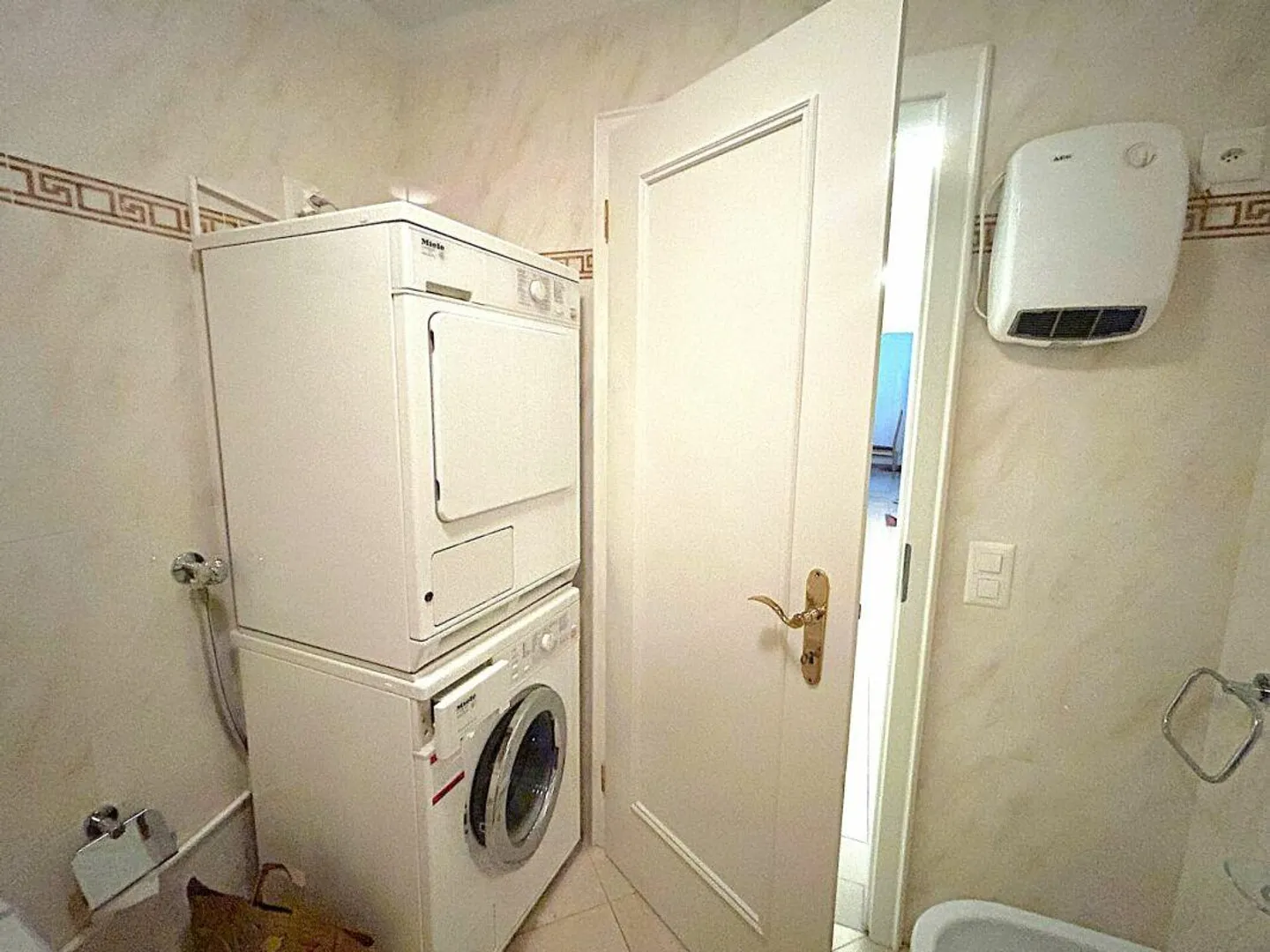 Practical 3.5 Room Apartment Just Steps from the Lake - Photo 12 of 12
