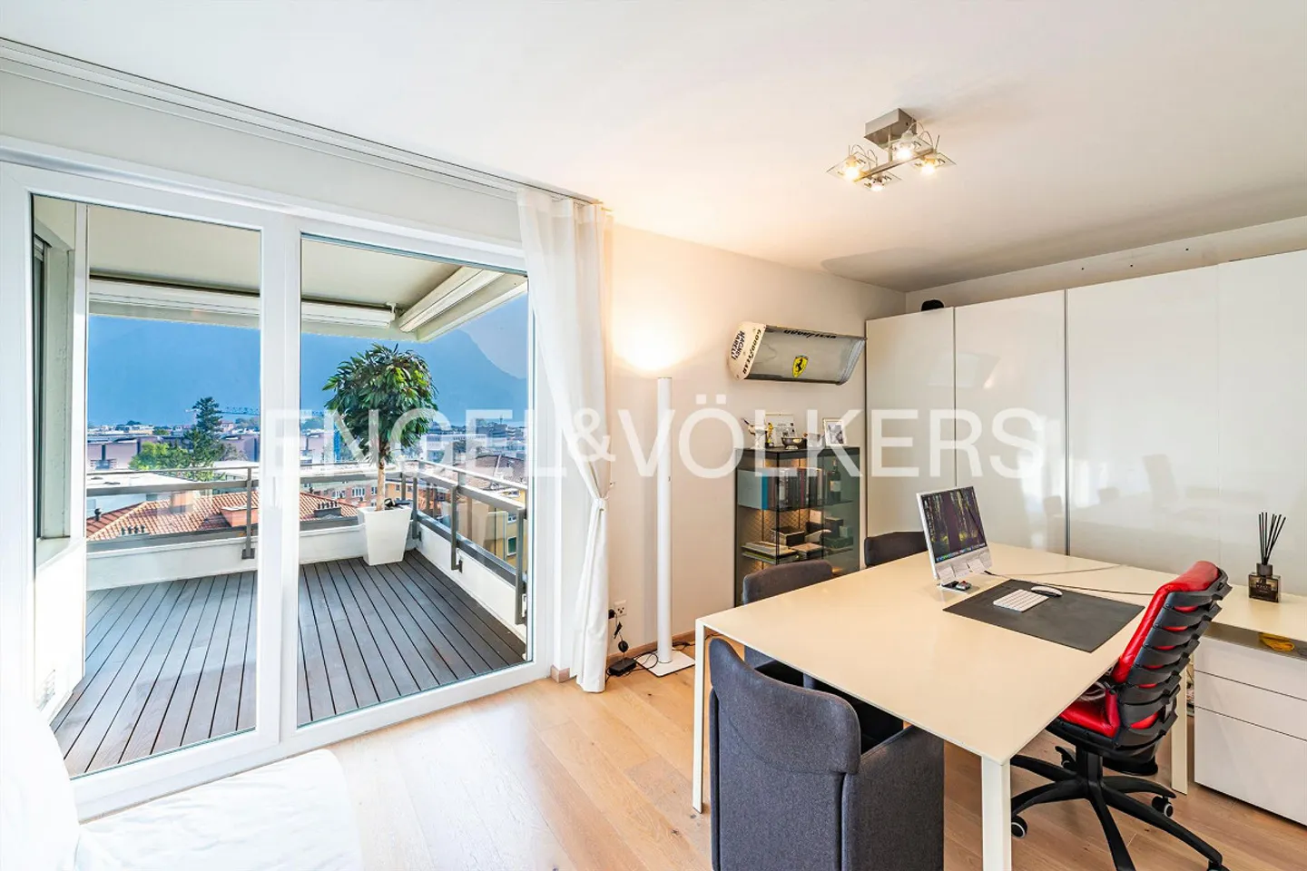 Lake View and Comfort within Walking Distance from the Center of Lugano - Photo 8 of 13