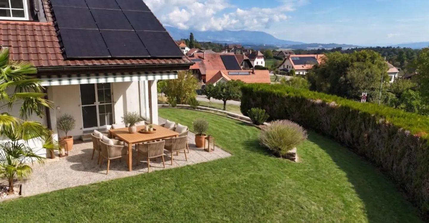 VILLA INDIVIDUALE MOLTO BELLA COMPLETAMENTE RISTRUTTURATA, PERFETTA PER UNA FAMIGLIA - Foto 2 di 11