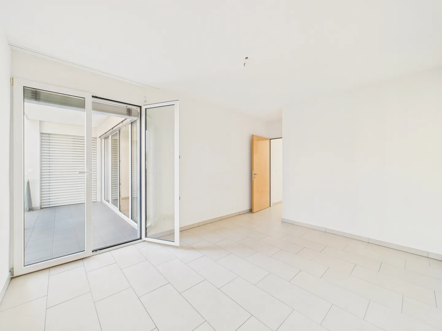 Elegante 4,5-Zimmer-Wohnung mit Panoramablick und doppelter Terrasse in Agno - Foto 5 von 11