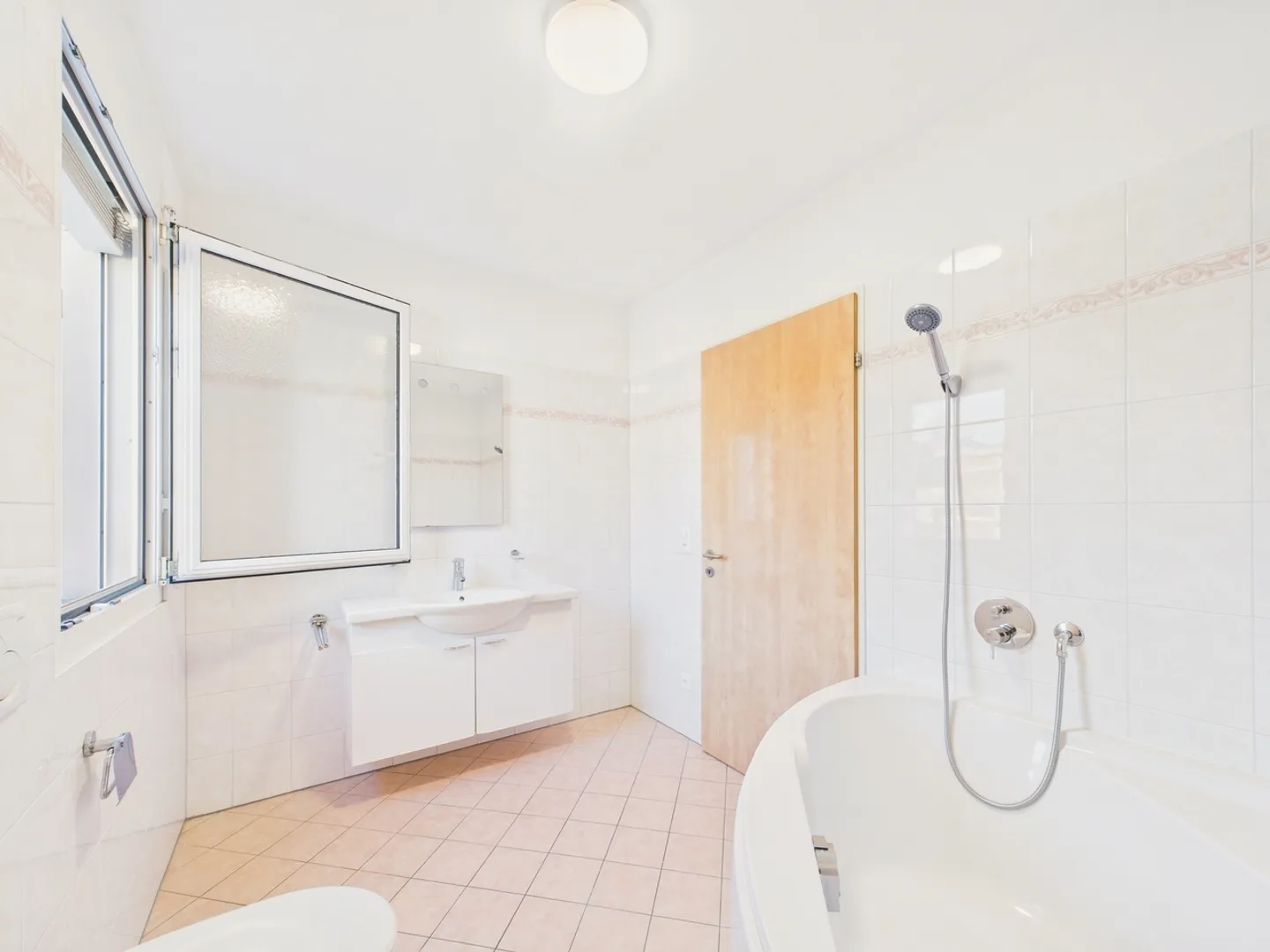 Elegante 4,5-Zimmer-Wohnung mit Panoramablick und doppelter Terrasse in Agno - Foto 6 von 11