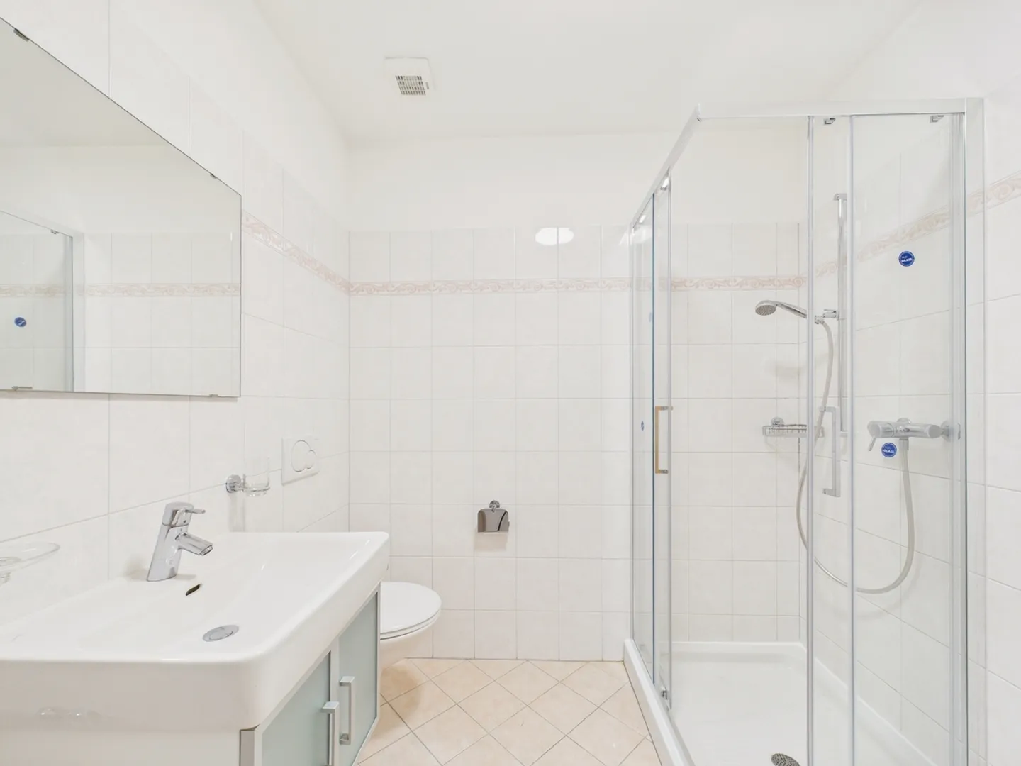 Elegante 4,5-Zimmer-Wohnung mit Panoramablick und doppelter Terrasse in Agno - Foto 7 von 11