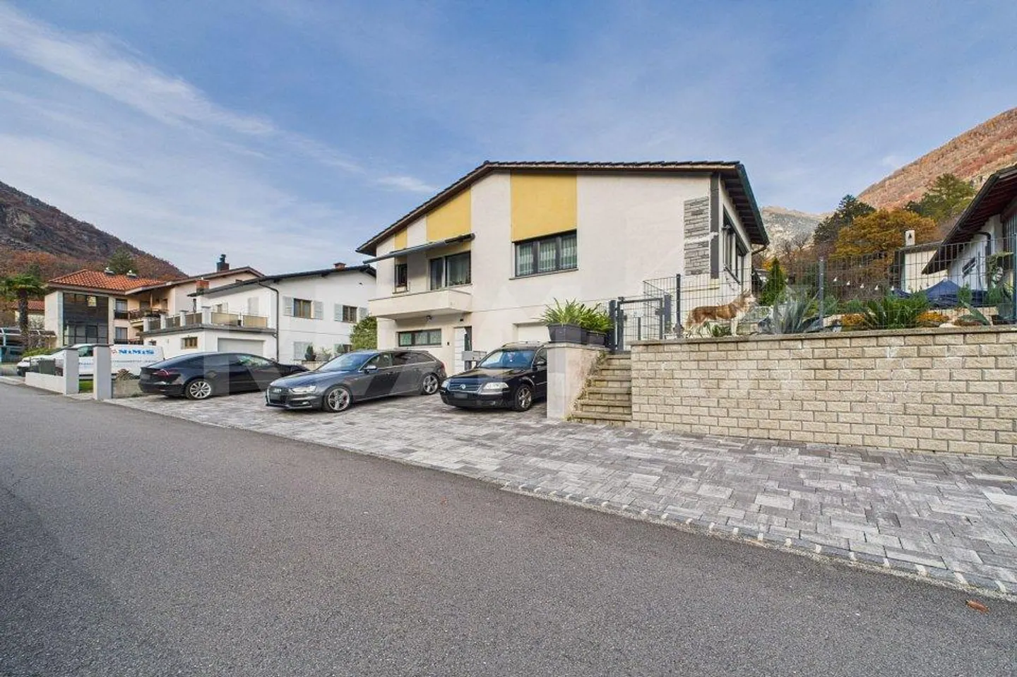 Geräumiges, vollständig renoviertes Doppelhaus mit großem Außenbereich - Foto 1 von 13